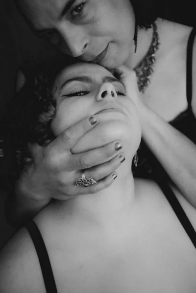 Independent Trans Escort Joy und Kollegin bereit für ein heißes Trio Date.
