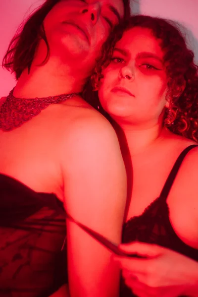 Leidenschaftliches Threesome mit deiner Independent Trans Escort und ihrer Begleitung.